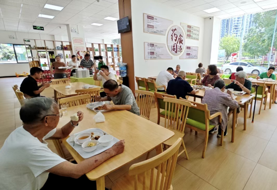 居民在常青养老服务站用餐