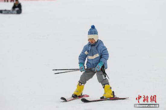 1月8日，小朋友在梅花山国际滑雪场滑雪。 记者 瞿宏伦 摄