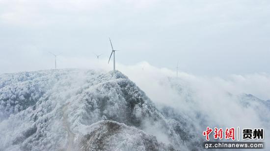 1月6日,在贵州省剑河县南哨镇老山界拍摄的雾凇景观。 万文杰 摄 1月6日,在贵州省剑河县南哨镇老山界拍摄的雾凇景观。 万文杰 摄
