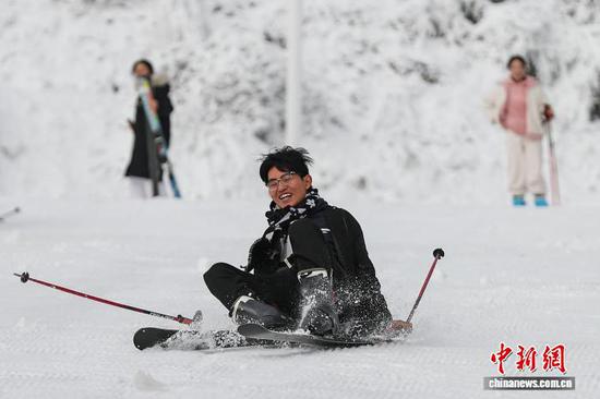 1月8日，游客在梅花山国际滑雪场滑雪。 记者 瞿宏伦 摄