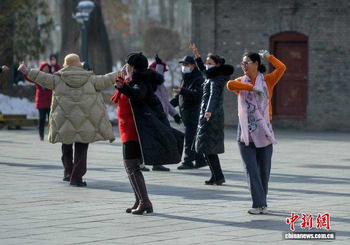 乌鲁木齐：“三九天”市民户外享受冬日暖阳