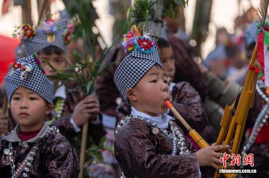 图为苗族同胞在吹奏芦笙。吴德军 摄