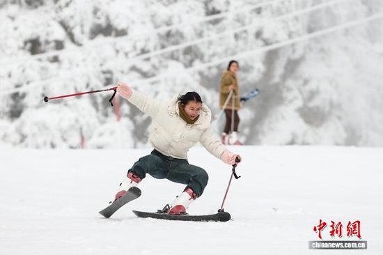 1月8日，游客在梅花山国际滑雪场滑雪。 记者 瞿宏伦 摄