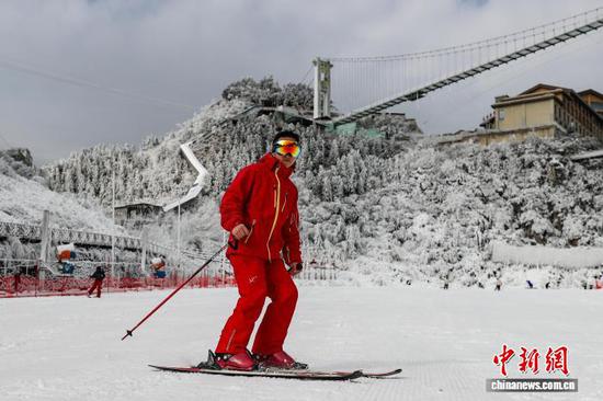 图为游客在梅花山国际滑雪场滑雪。 记者 瞿宏伦 摄
