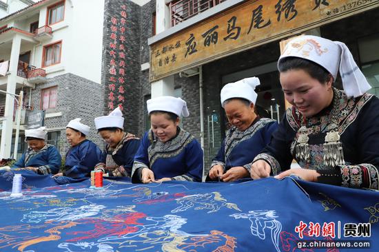 绣娘围坐在一起“绣”新年祝福