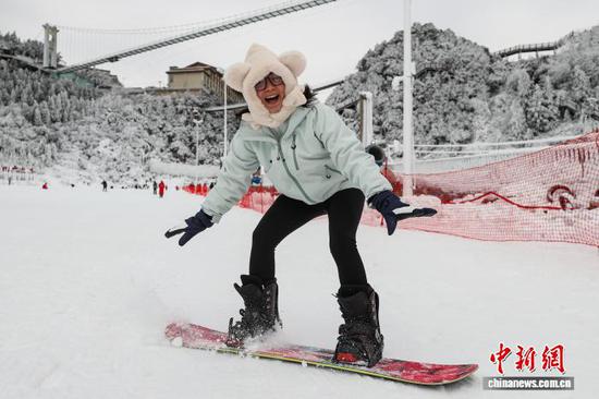 1月8日，游客在梅花山国际滑雪场滑雪。 记者 瞿宏伦 摄