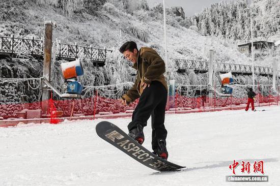 1月8日，游客在梅花山国际滑雪场滑雪。 记者 瞿宏伦 摄