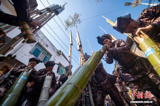 图为苗族同胞在吹奏芦笙。吴德军 摄