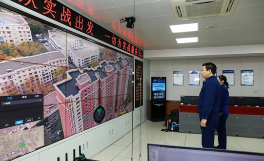 無人機(jī)查看火災(zāi)現(xiàn)場。1