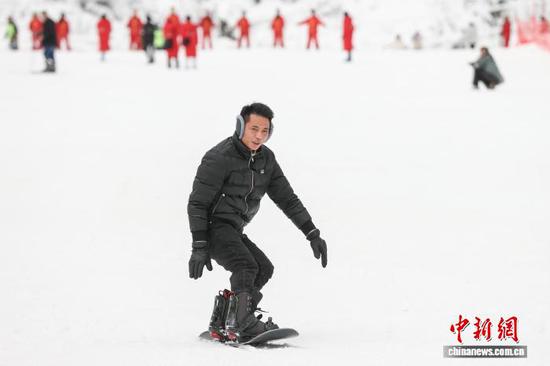 1月8日，游客在梅花山国际滑雪场滑雪。 记者 瞿宏伦 摄