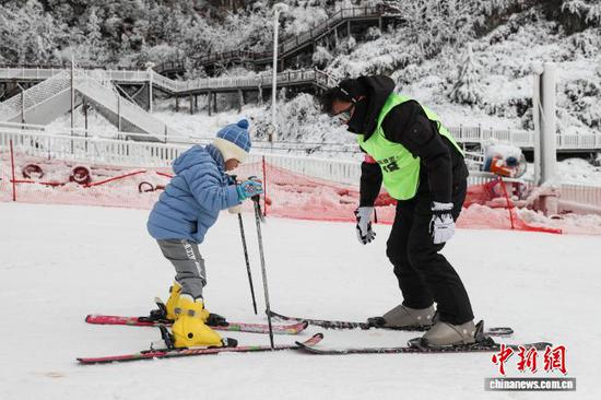 1月8日，小朋友在教练指导下滑雪。 记者 瞿宏伦 摄