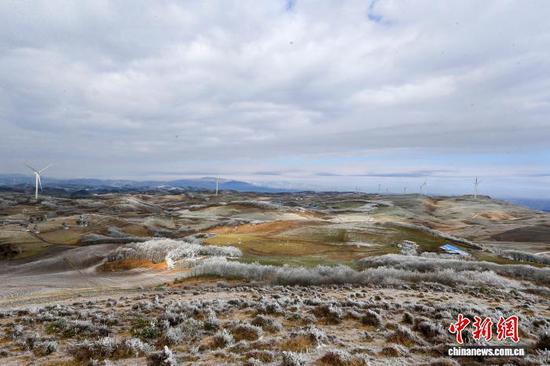 1月8日,贵州省毕节市威宁彝族回族苗族自治县雪山镇灼甫草场出现雾凇景象。沈光勇 摄 1月8日,贵州省毕节市威宁彝族回族苗族自治县雪山镇灼甫草场出现雾凇景象。沈光勇 摄