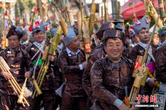 图为苗族同胞扛芦笙赶赴芦笙堂。吴德军 摄