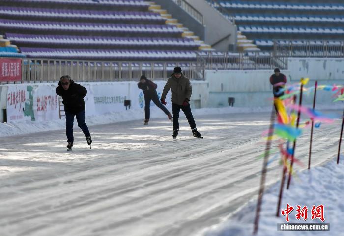 乌鲁木齐打造群众滑冰场 市民自带冰鞋可免费畅滑
