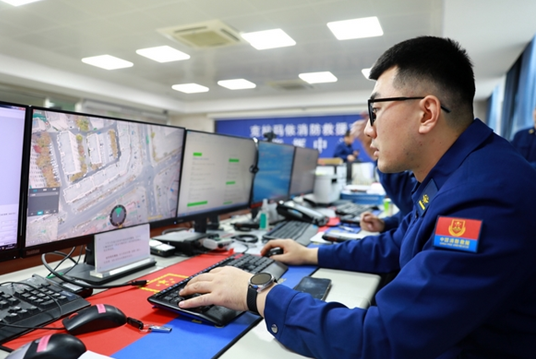 消防值班人員查看無人機(jī)飛行情況。