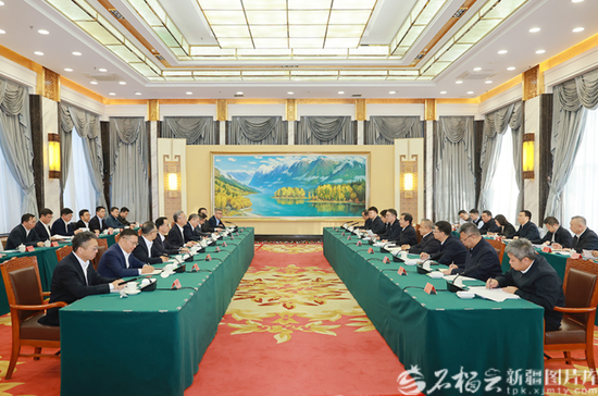 1月7日，自治区党委书记陈小江、自治区主席艾尔肯·吐尼亚孜在乌鲁木齐会见华润（集团）有限公司董事长王祥明、总经理王崔军一行。天山网-新疆日报记者 崔志坚摄e