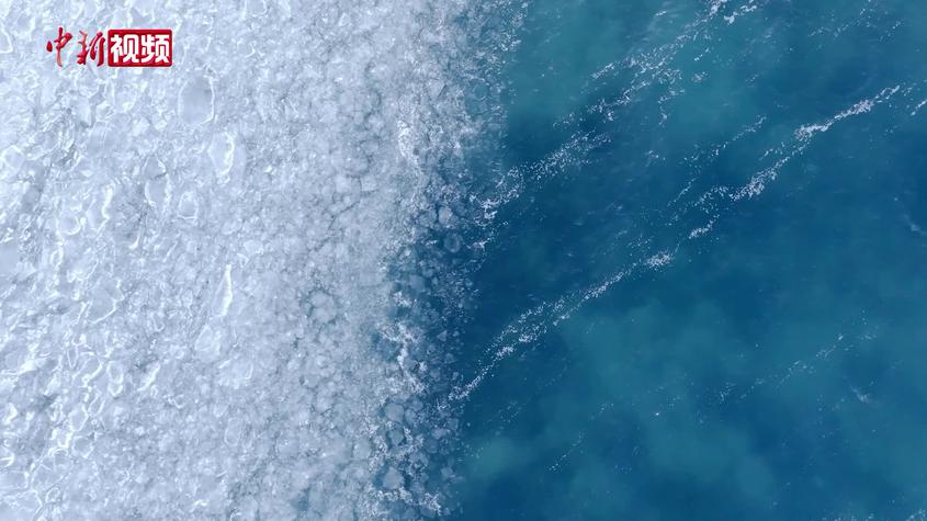 新疆赛里木湖进入结冰期现冰推奇观