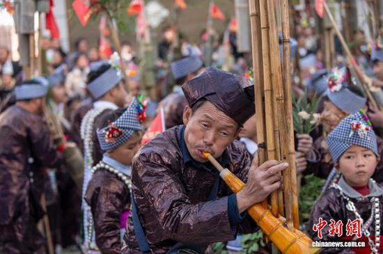 图为苗族同胞在吹奏芦笙。吴德军 摄