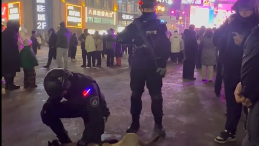 这个细节好暖！群众走过 特警下意识捂住枪口