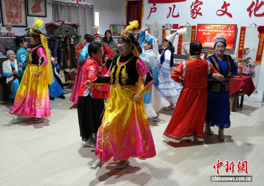 1月7日，新疆阿勒泰市红墩镇“户儿家”文化大院各民族民众与参访者载歌载舞，共话团结友谊。红墩镇位于阿勒泰市南部，距离阿勒泰市区13公里。镇辖17个行政村，由汉族、哈萨克族、维吾尔族、蒙古族等多民族组成，总人口14260人，其中少数民族占人口总数的51%。“户儿家”源于清末，是哈萨克族对甘肃、山西、陕西等省迁居红墩镇的40户汉族居民的称呼。100多年来，“户儿家”几代人与各族民众相互融合、共同发展，成为各民族相互交融的典范。 中新社发 毛建军 摄