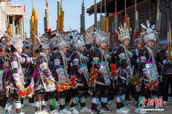 图为苗族同胞在跳芦笙舞。吴德军 摄