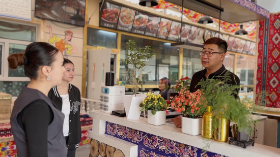 民豐縣商務(wù)和工業(yè)信息化局鼓勵(lì)各類門店折扣促銷。艾姆拉罕攝