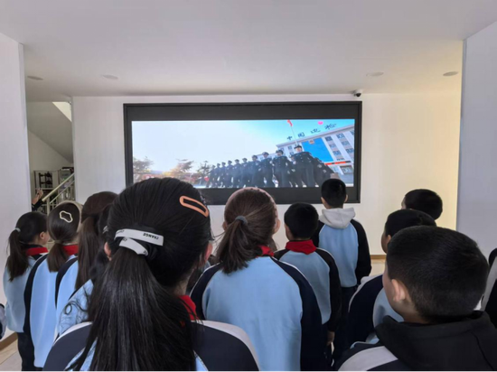 1月9日，民警和師生們觀看視頻。