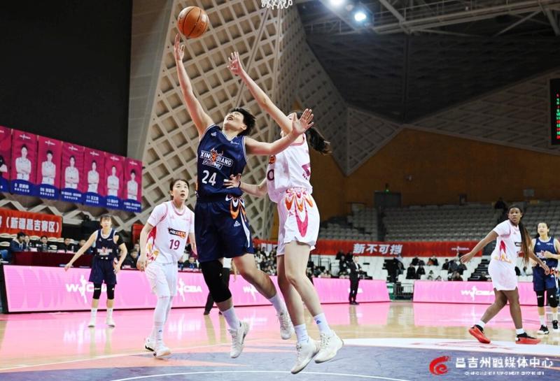 12月8日，2024—2025賽季中國女子籃球聯賽（WCBA）第九輪，新疆女籃在昌吉體育館對陣山西女籃。何龍 攝