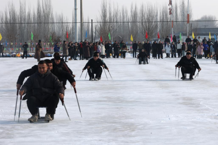 烏什縣阿克托海鎮(zhèn)阿克博孜村滑冰場(chǎng)，各族干部和村民在進(jìn)行“民族團(tuán)結(jié)一家親”主題冰上賽車比賽。