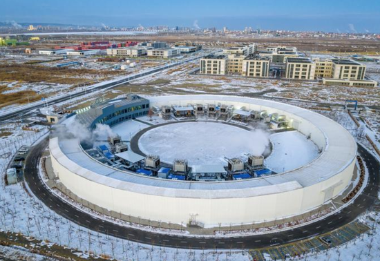 克拉瑪依碳和水冷數(shù)據(jù)中心?？死斠廊诿接浾?閔勇 攝8