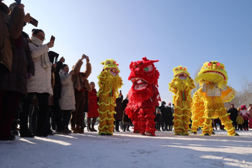 image烏什縣奧特貝希鄉(xiāng)滑冰場(chǎng)，村民在進(jìn)行舞龍表演，吸引了各族群眾積極參與。