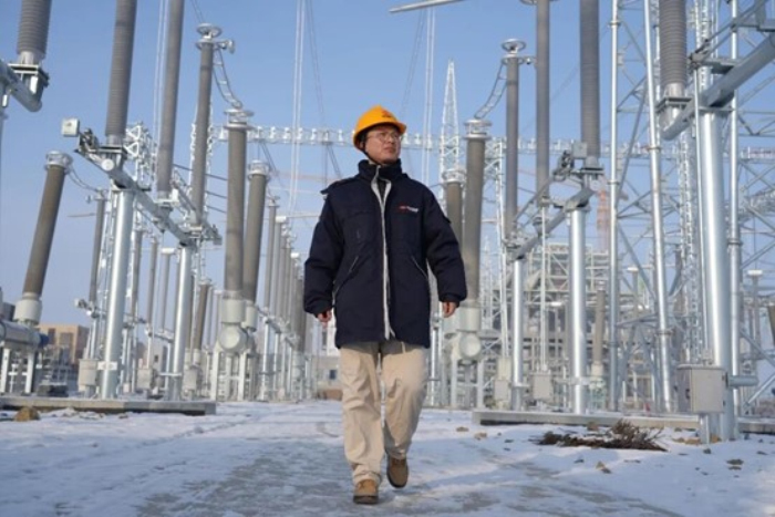 國家能源集團新疆電力博州公司工作人員察看項目現(xiàn)場。庫來西 攝