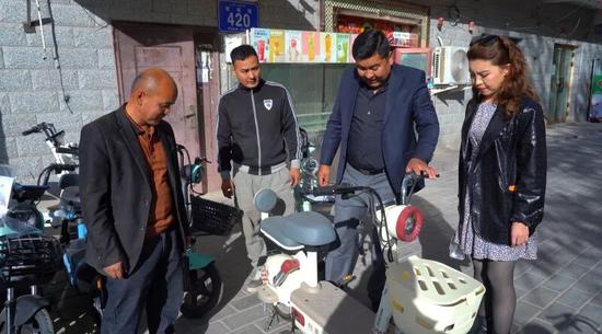 商家為顧客介紹電動(dòng)自行車補(bǔ)貼標(biāo)準(zhǔn)。通訊員 買提努日·買提肉孜 攝8