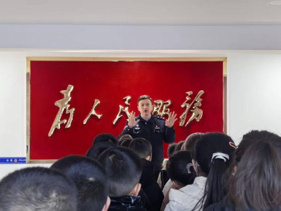 1月9日，薩爾托海邊境派出所民警向師生們宣傳法律法規(guī)。