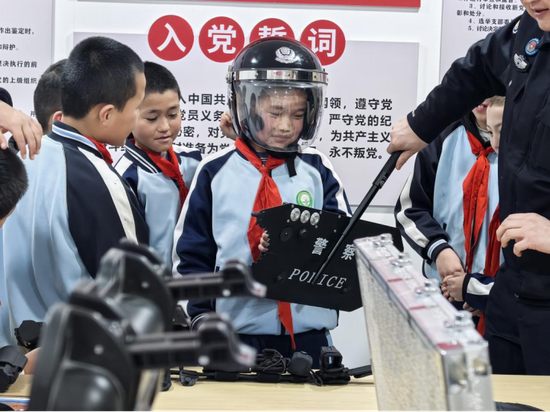 1月8日，民警邀請學(xué)生親身體驗(yàn)裝備的使用。