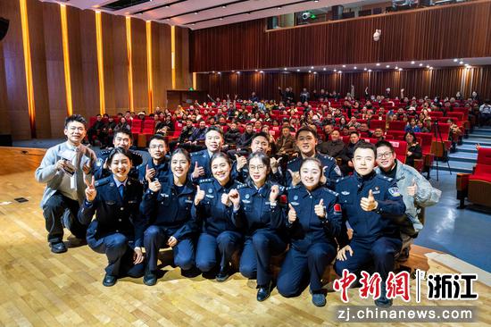 活动合影。 活动主办方 供图 活动合影。 活动主办方 供图