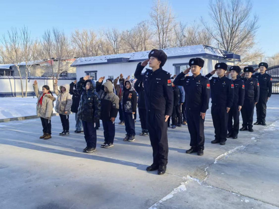 1月9日，薩爾托海邊境派出所民警與師生們開展升國旗活動(dòng)。