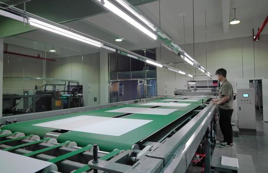 贵州柯印数码科技有限公司，生产出的CTP数码版被覆盖保护膜后，成功下线（李锦明摄）