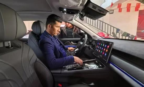 顧客選購(gòu)車輛。通訊員 李利富 攝