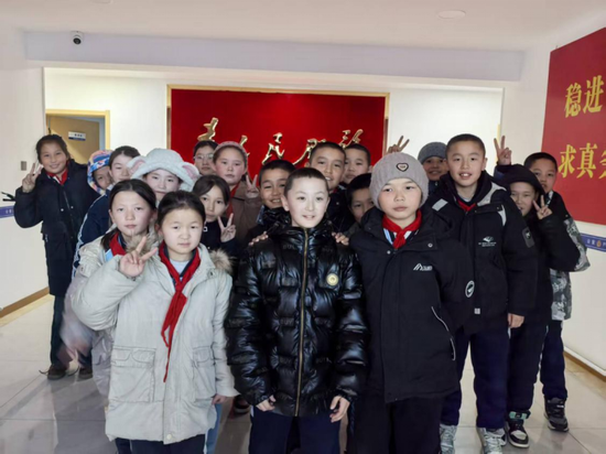 1月9日，師生們在營區(qū)辦公樓合影留念。e