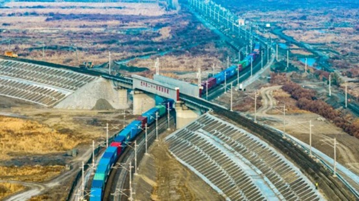 一列貨車駛出蘭新鐵路精阿段增建二線精河站，前往阿拉山口方向（資料圖）。來源：博爾塔拉融媒體中心圖庫