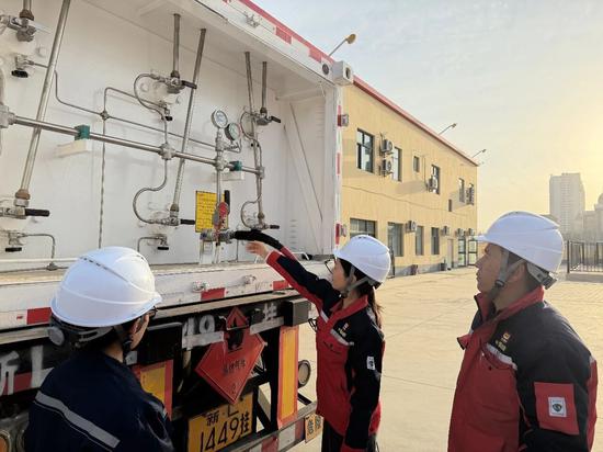 何酈雯帶隊(duì)檢查運(yùn)輸車輛。融媒體中心記者 王一川攝