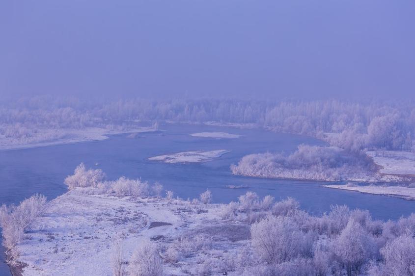 晨霧漫過伊犁河。
