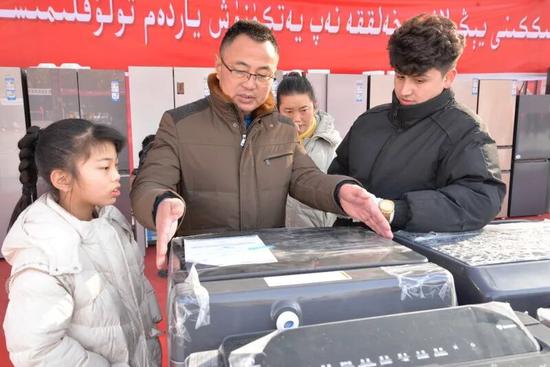 銷售人員為顧客介紹產(chǎn)品。