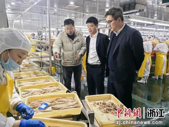 日前，温州银行金融服务团队实地走访食品加工企业。黄艳丹&nbsp;供图