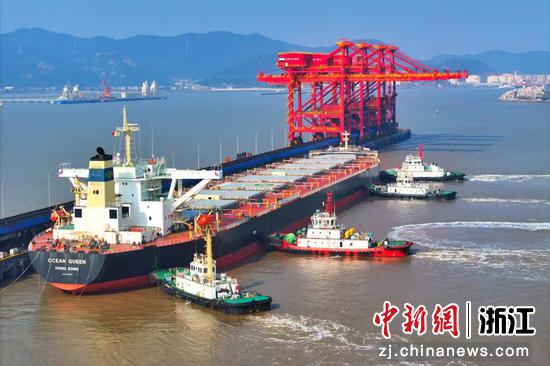 “海洋皇后”轮停靠在浙能港口卸船码头#1泊位。陈宇 摄 “海洋皇后”轮停靠在浙能港口卸船码头#1泊位。陈宇 摄
