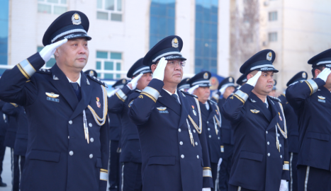 向警旗敬禮。