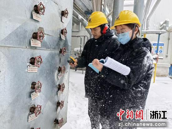 新天煤化工运行人员深入现场排查隐患筑牢御寒防线。李彤彤 摄 新天煤化工运行人员深入现场排查隐患筑牢御寒防线。李彤彤 摄