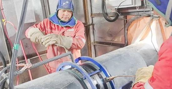 施工人員正在開展管道接口焊接作業(yè)。（地區(qū)發(fā)改委 供圖）