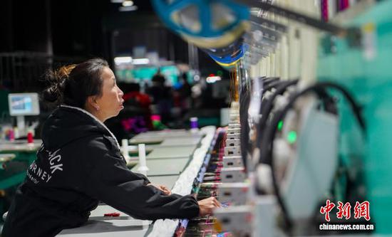 1月9日，贵州省从江县贯洞镇美娥社区一家刺绣生产车间，工人在赶制刺绣订单产品。新年伊始，从江县境内的各家企业纷纷铆足干劲赶进度，开足马力赶订单，冲刺首季“开门红”。卢忠南 摄